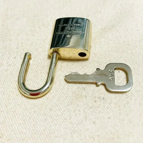 LOUIS VUITTON LV 10 SET PADLOCK CADENA KEY BAG CHARM GOLD PLATED FRANCE 65PDA113